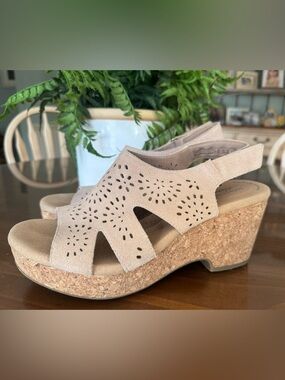 Women’s Clark’s Wedge Heel Platform Sandal Taupe Tan Suede Size 9.5